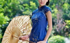 两个奶头红肿拉扯露出来